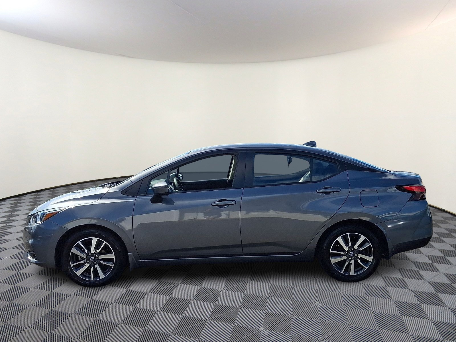 Used 2021 Nissan Versa SV FWD image 4