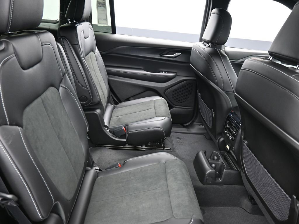 New 2025 Jeep Grand Cherokee L Altitude image 17