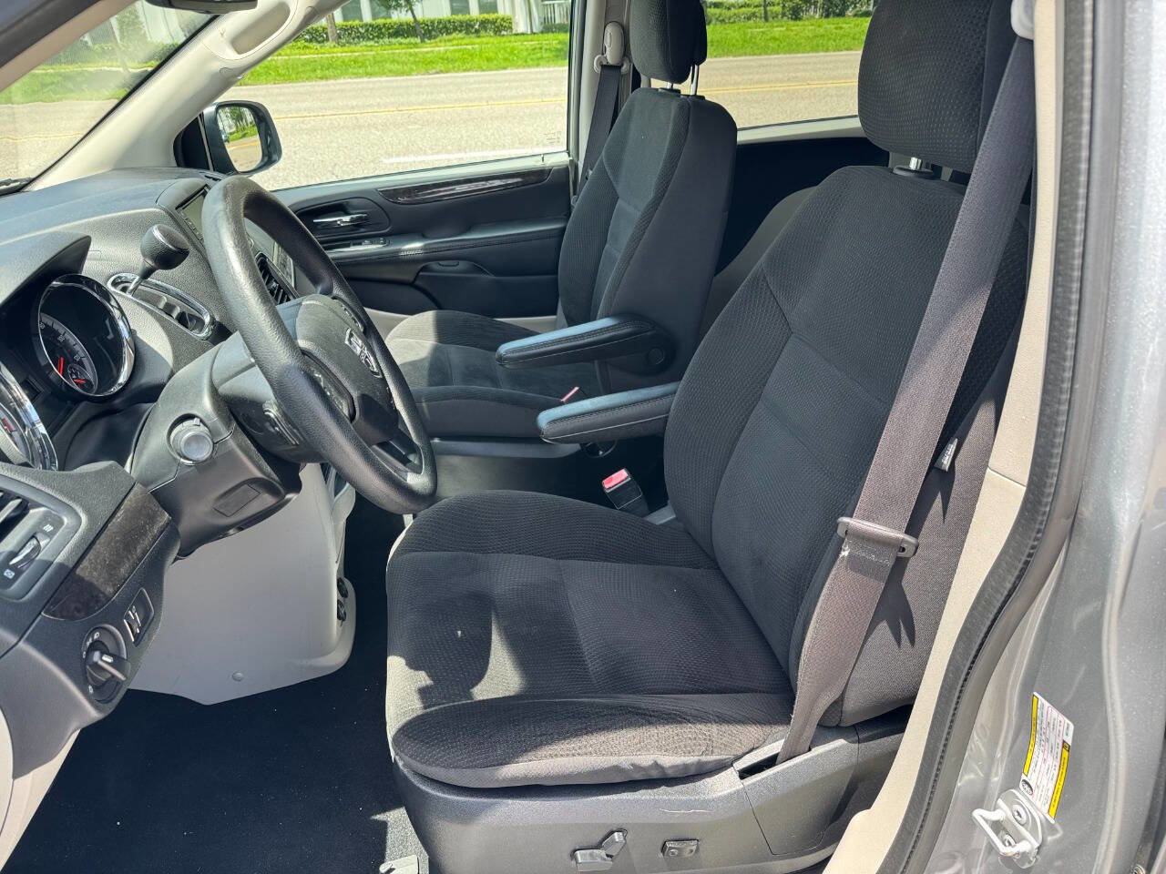 Used 2019 Dodge Grand Caravan SE w/ UConnect Hands-Free Group image 13