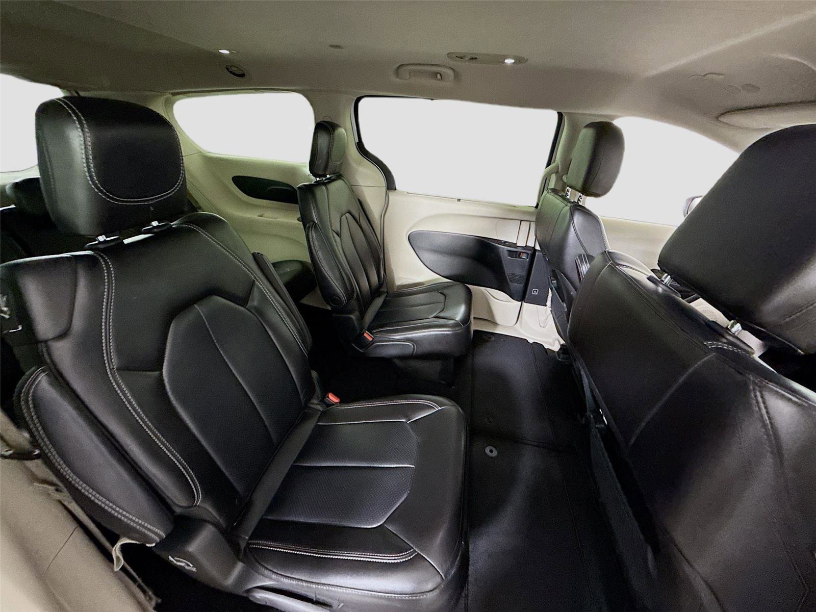 Used 2023 Chrysler Pacifica Touring-L image 20