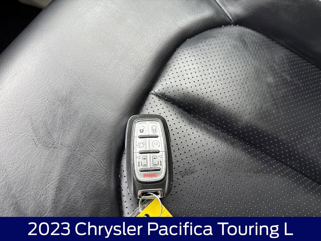 Used 2023 Chrysler Pacifica Touring-L image 28
