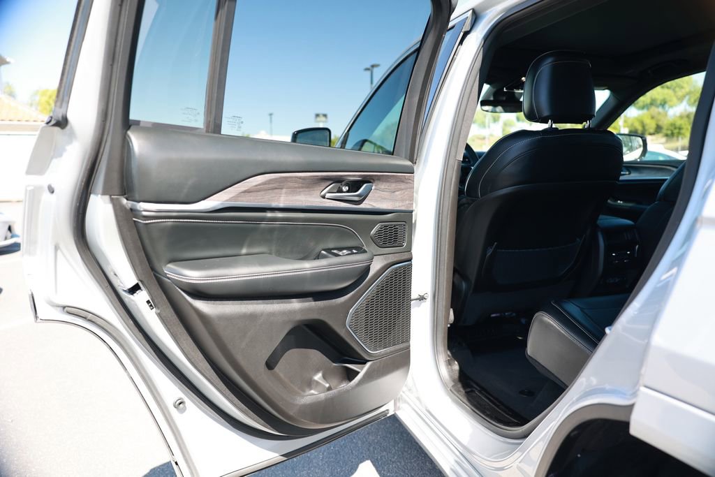 Used 2023 Jeep Grand Cherokee Overland RWD image 35