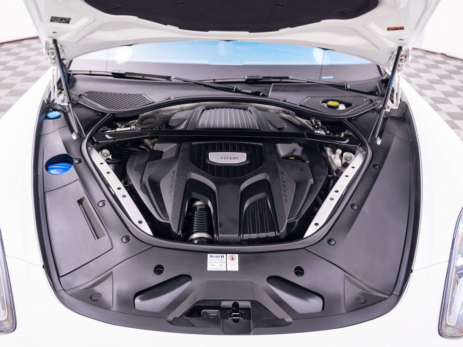 Used 2018 Porsche Panamera 4 AWD/4WD image 27