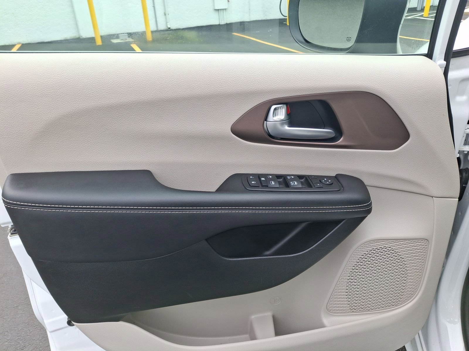 Used 2024 Chrysler Voyager LX image 17