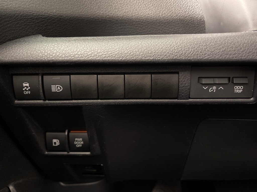 Certified 2025 Toyota Sienna XLE FWD image 28