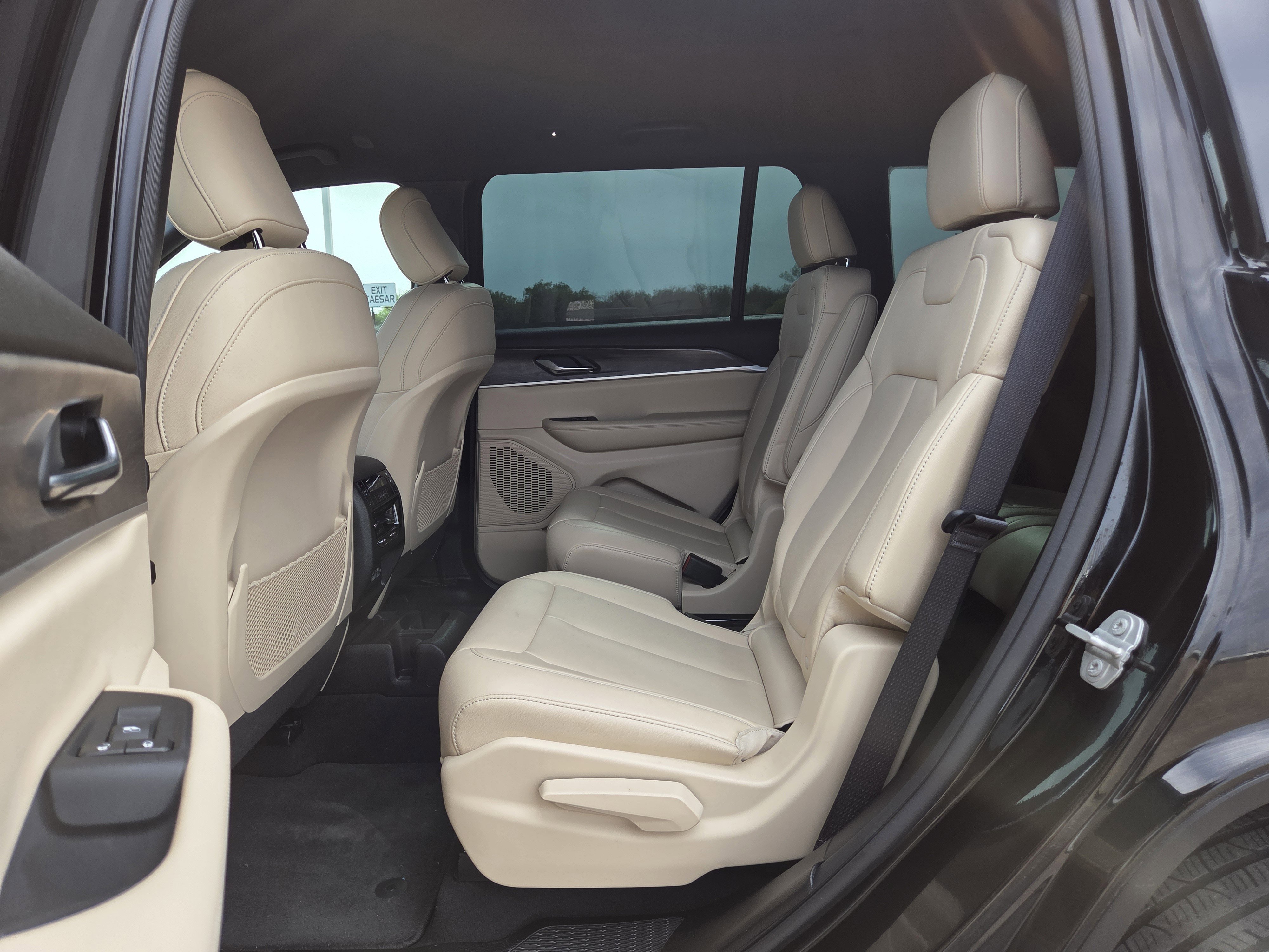 Used 2024 Jeep Grand Cherokee L Limited w/ Black Appearance Package image 15