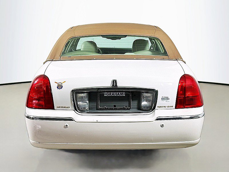 Used 2004 Lincoln Town Car Signature RWD image 6