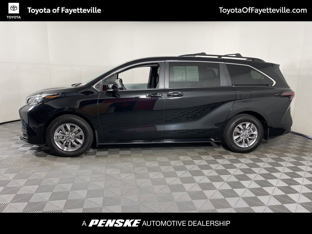 Used 2025 Toyota Sienna LE w/ LE Plus Package image 2