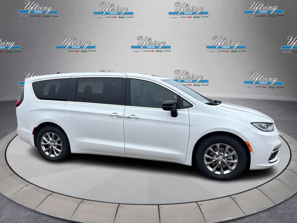 New 2026 Chrysler Pacifica Limited w/ Uconnect Theater Family Group image 2