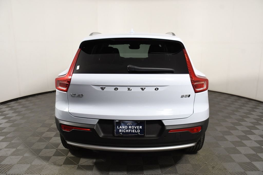 Used 2025 Volvo XC40 B5 Core image 5
