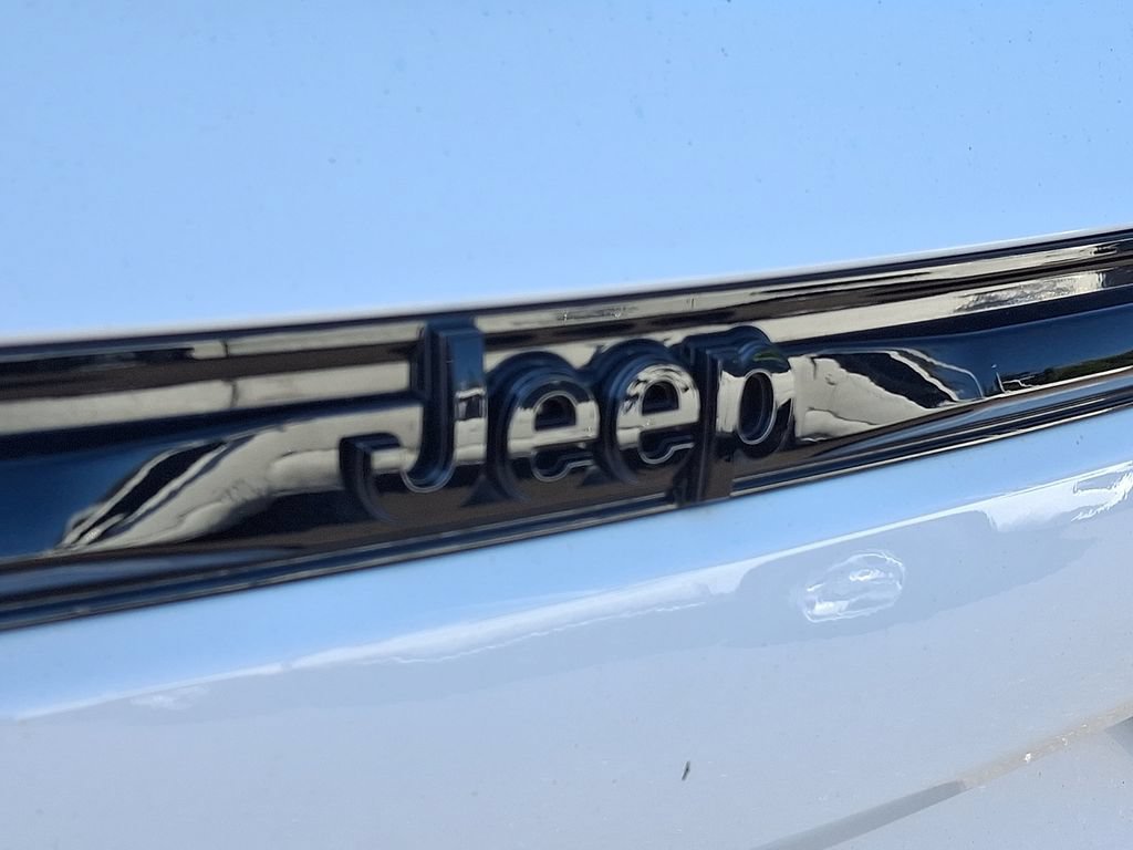 Used 2023 Jeep Grand Cherokee Altitude AWD/4WD image 32