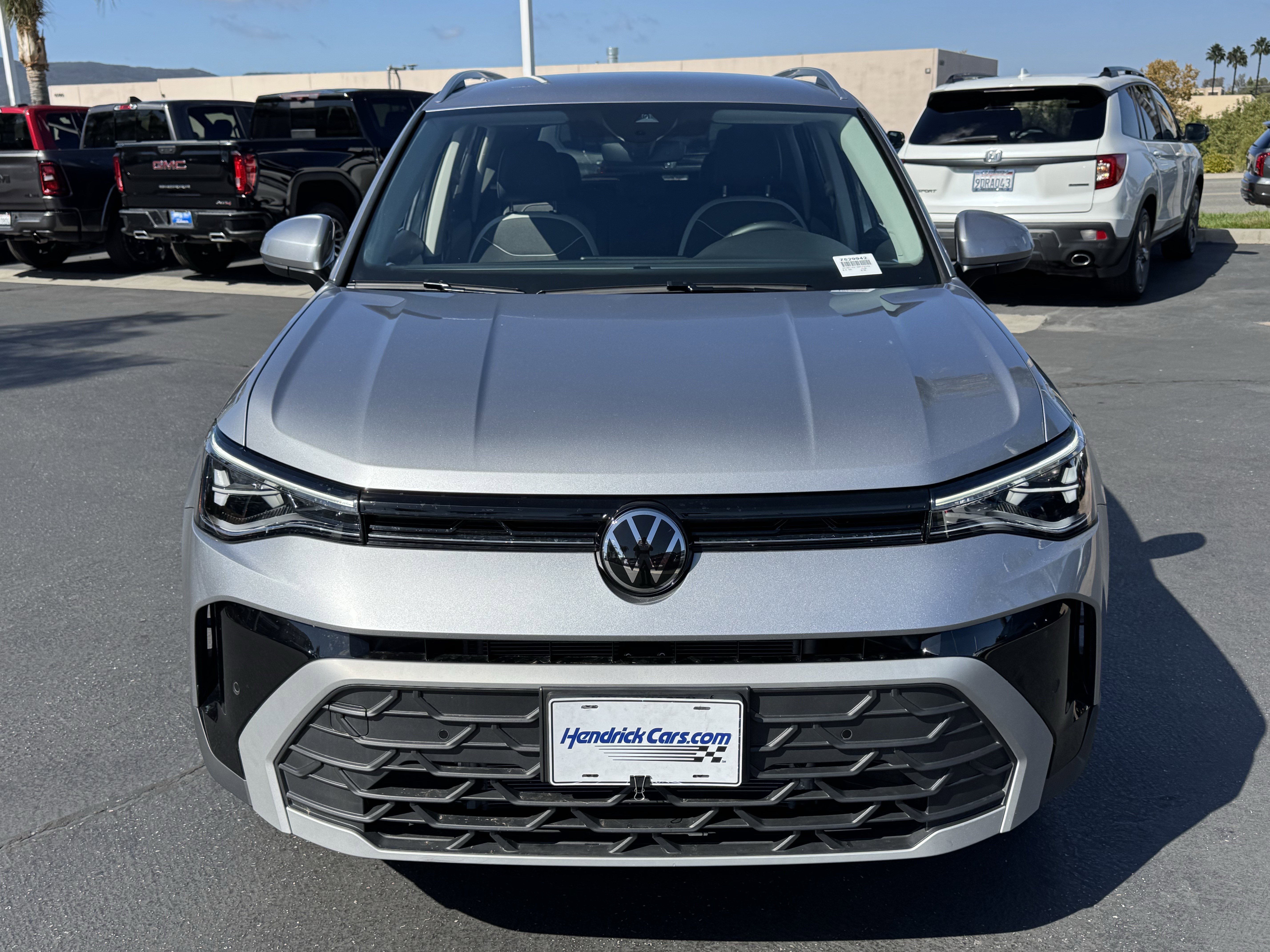 Used 2025 Volkswagen Taos SE image 3