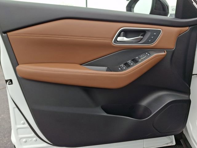 Used 2025 Nissan Rogue Platinum w/ Platinum Premium Package image 12