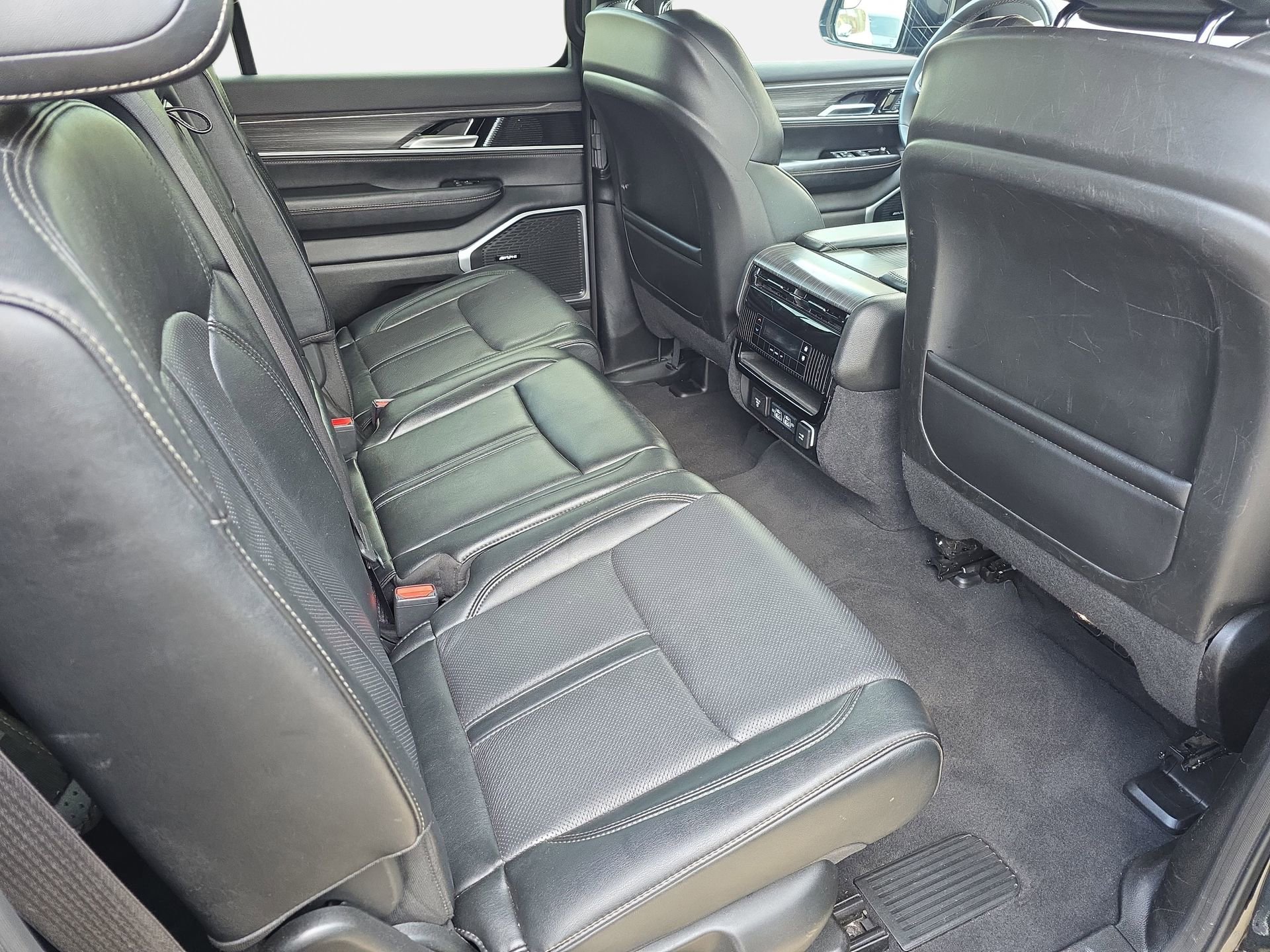 Used 2024 Jeep Wagoneer L Series II RWD image 11