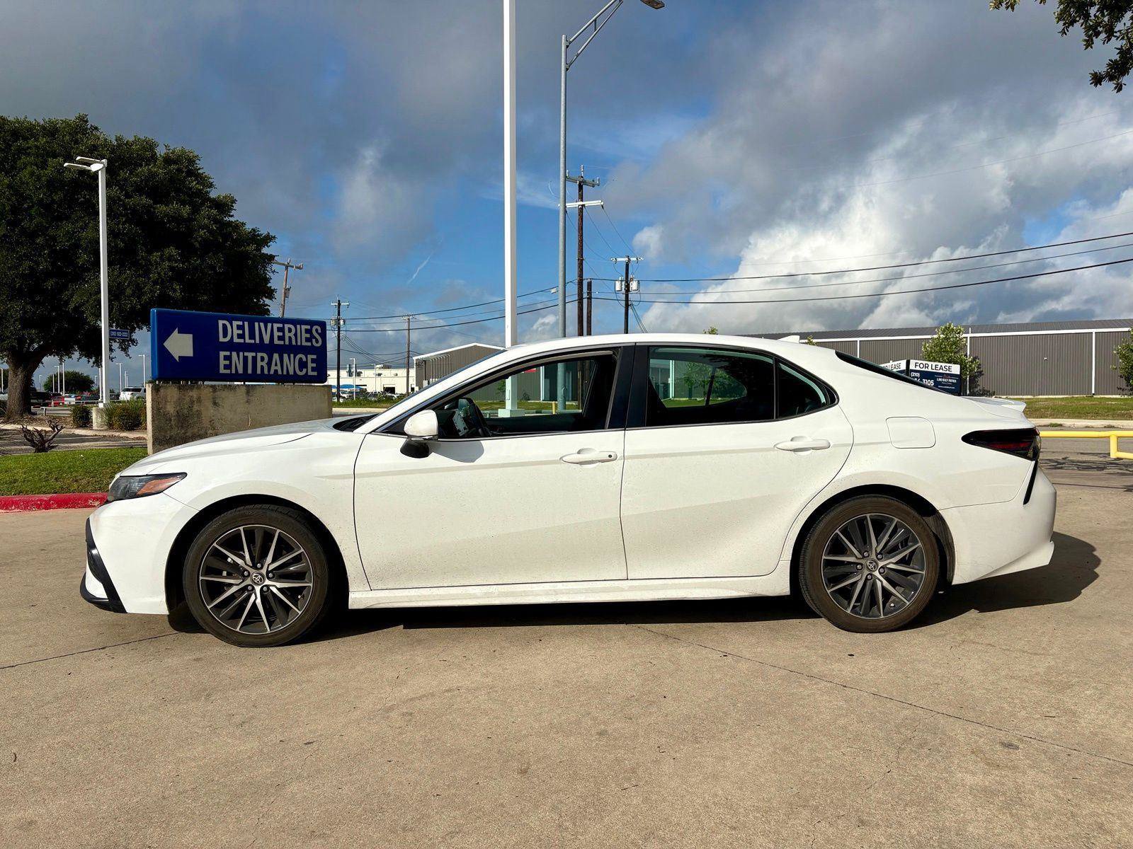 Used 2023 Toyota Camry SE FWD image 4