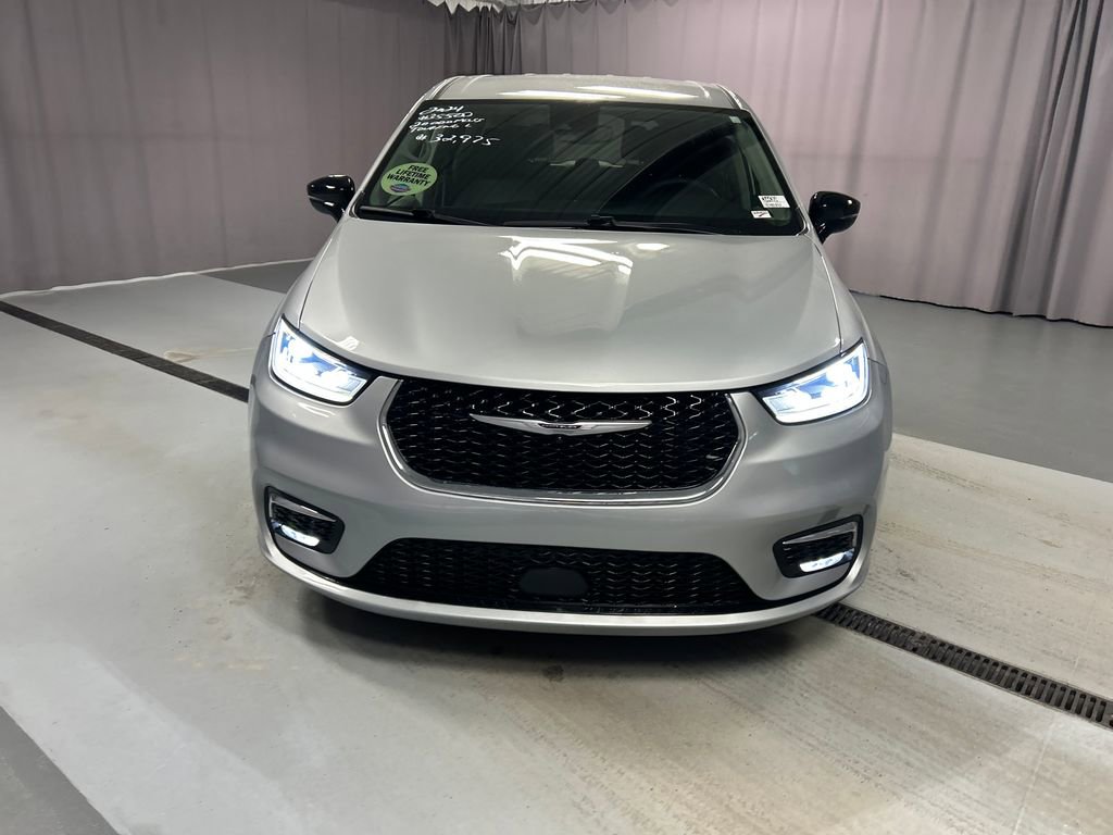 Used 2024 Chrysler Pacifica Touring-L image 2