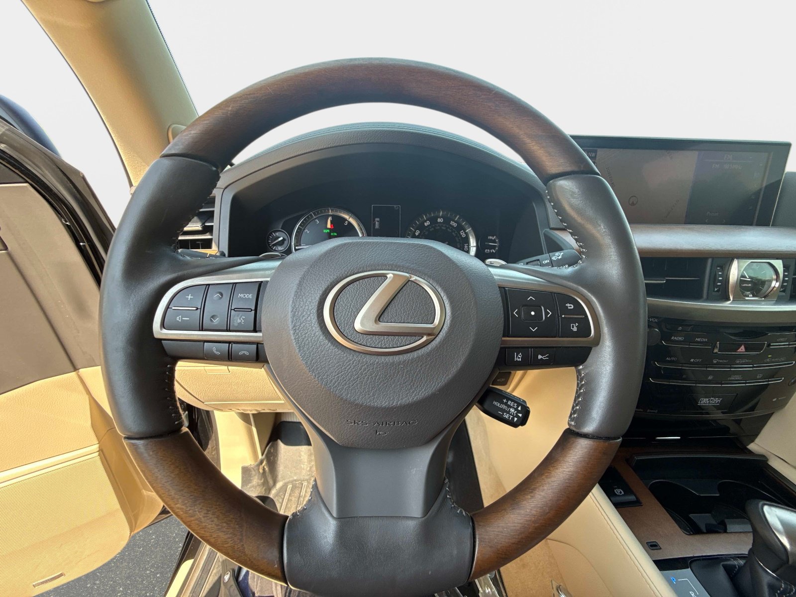Used 2020 Lexus LX 570 4WD w/ 3rd Row & Luxury Pkg image 25