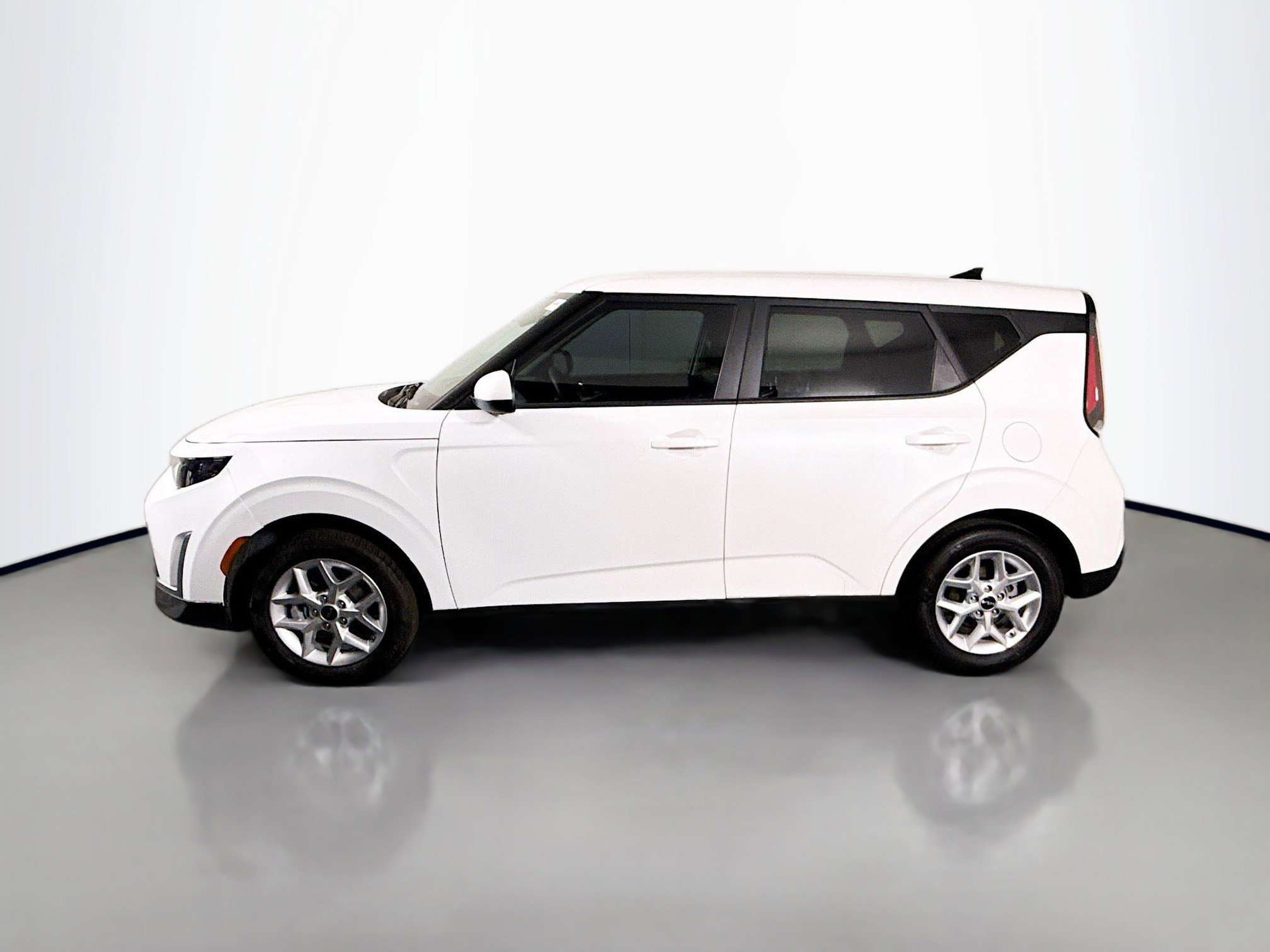 Used 2025 Kia Soul LX w/ LX Technology Package FWD image 6