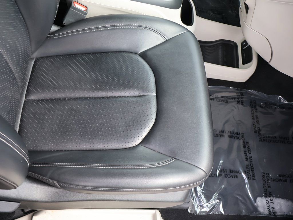 Used 2023 Chrysler Pacifica Touring-L FWD image 33
