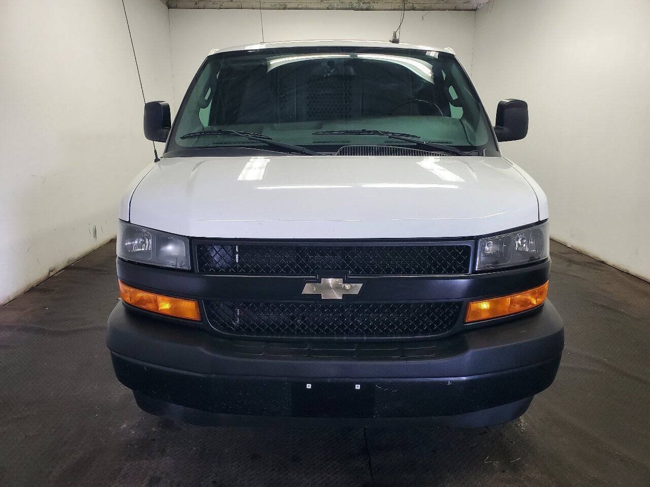 Used 2020 Chevrolet Express 3500 Extended w/ Driver Convenience Package RWD image 2