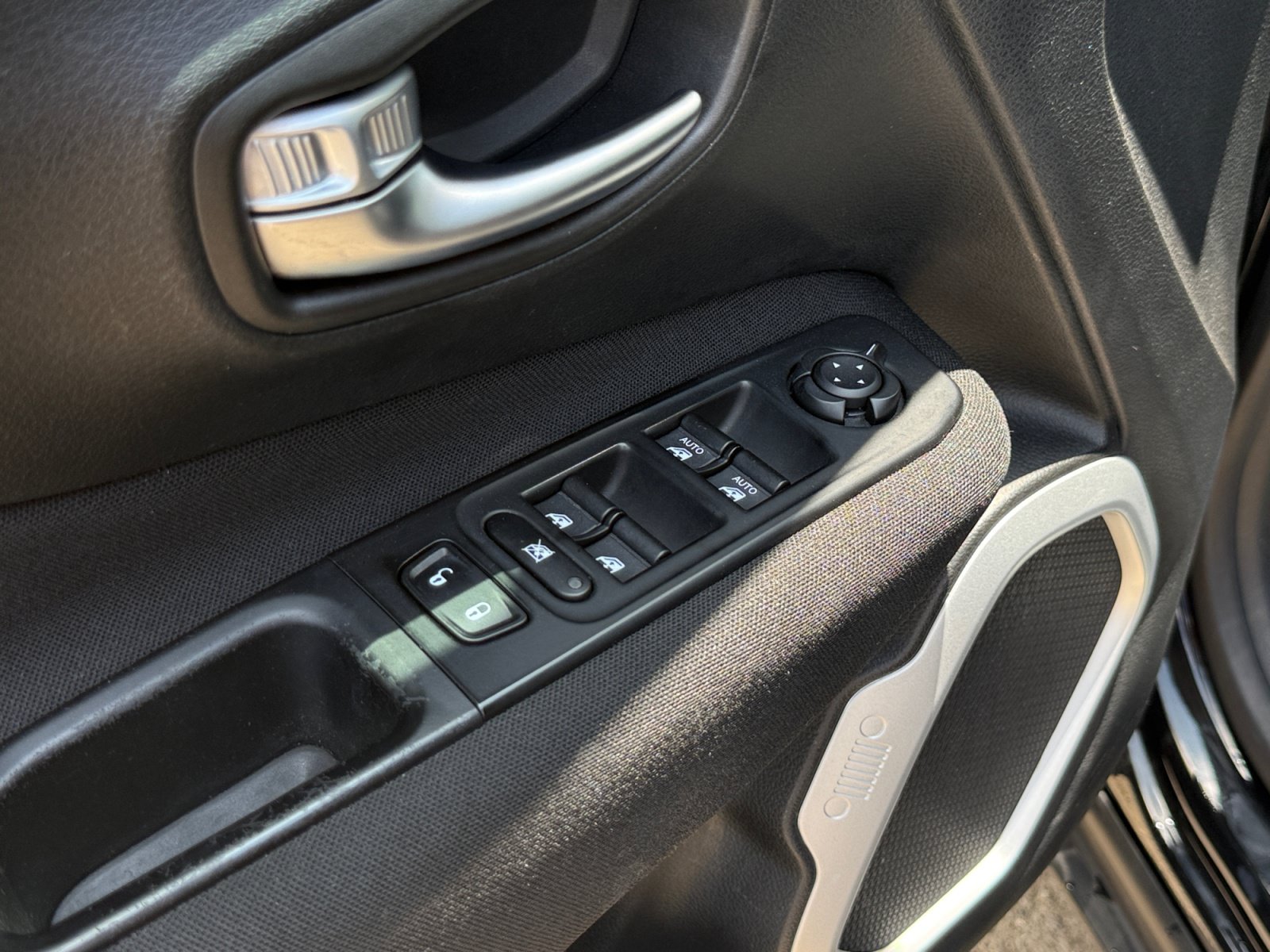 Used 2019 Jeep Renegade Latitude FWD image 13