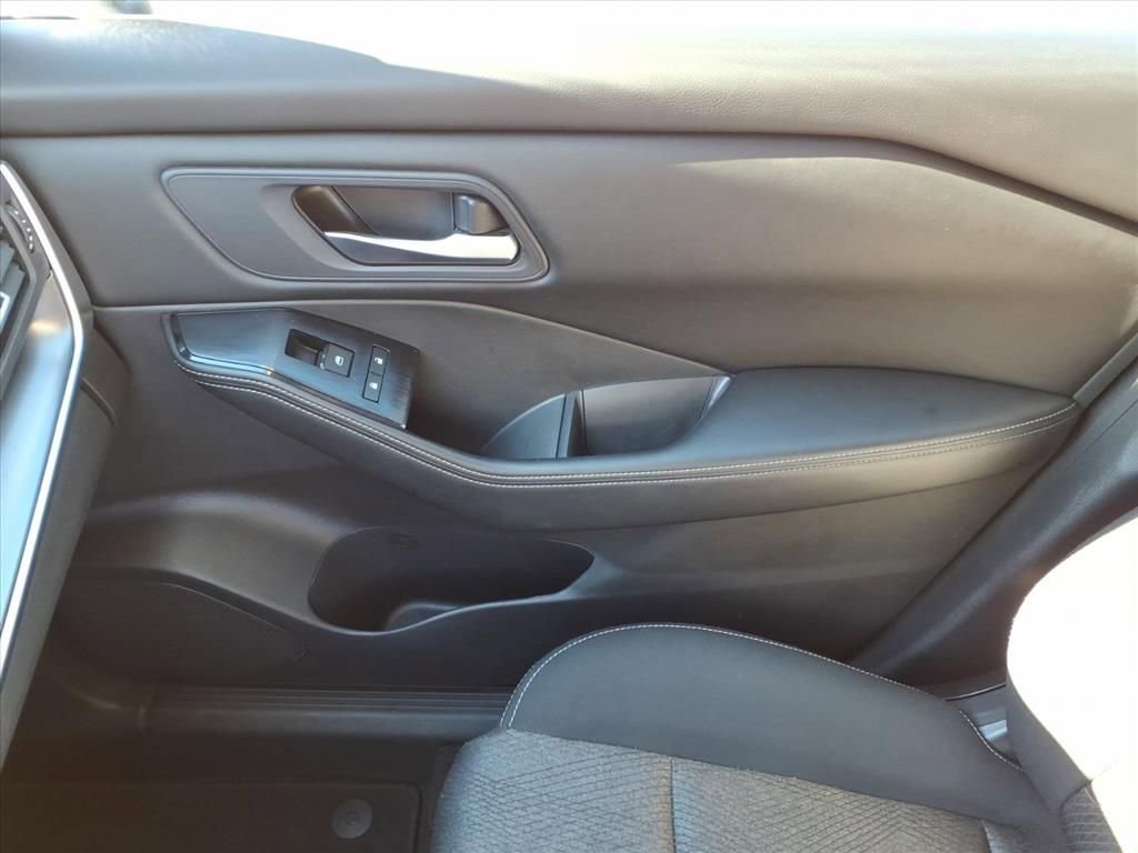 Used 2024 Nissan Rogue SV image 27