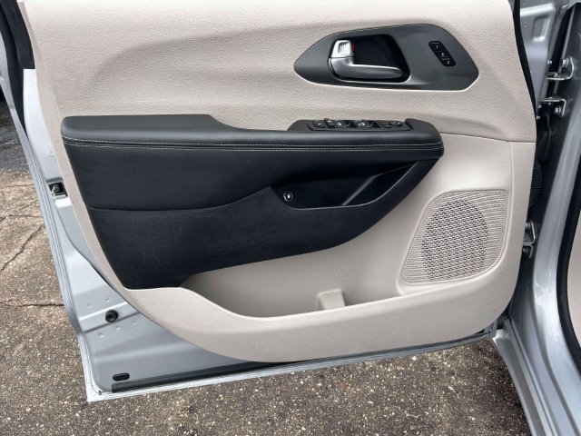 Used 2023 Chrysler Pacifica Touring-L FWD image 11