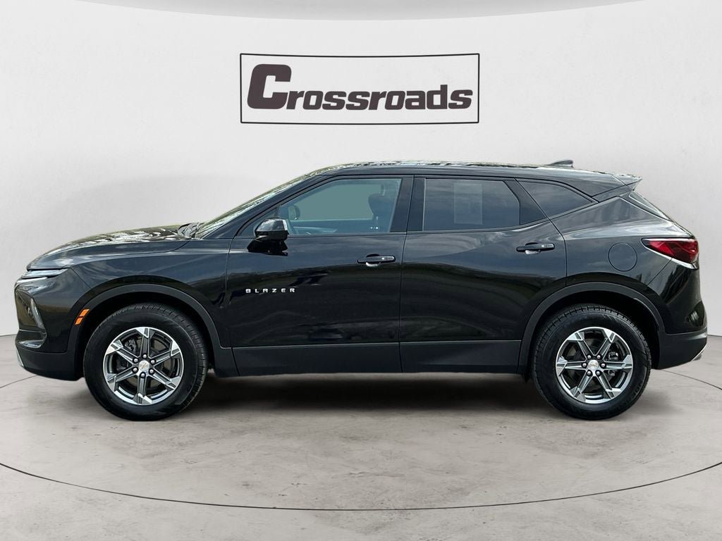 Used 2025 Chevrolet Blazer LT FWD image 2