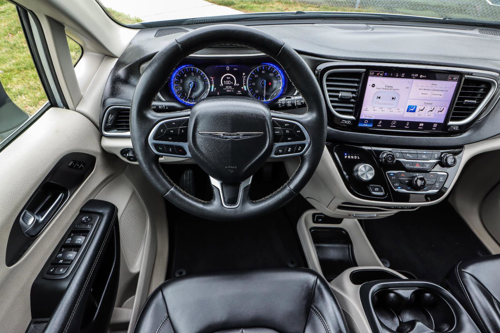 Used 2023 Chrysler Pacifica Touring-L FWD image 27