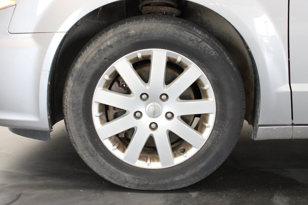 Used 2014 Chrysler Town & Country Touring FWD image 26
