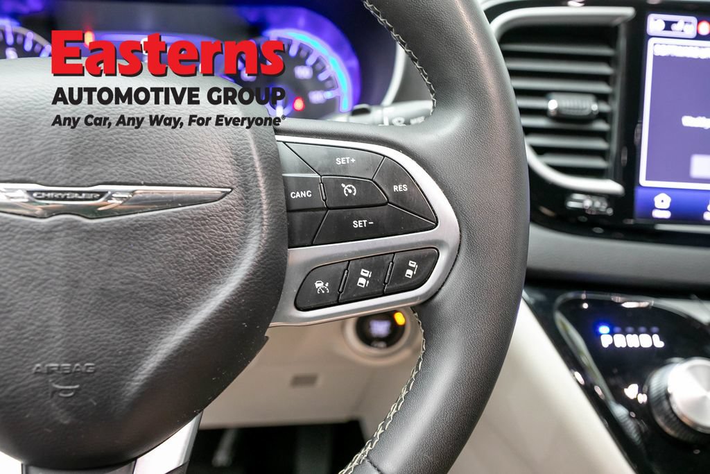 Used 2023 Chrysler Pacifica Touring-L FWD image 16