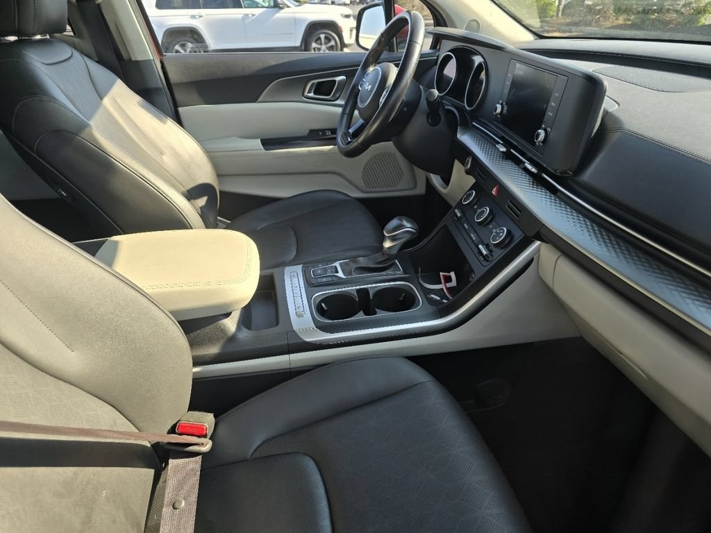 Used 2024 Kia Carnival LX FWD image 13