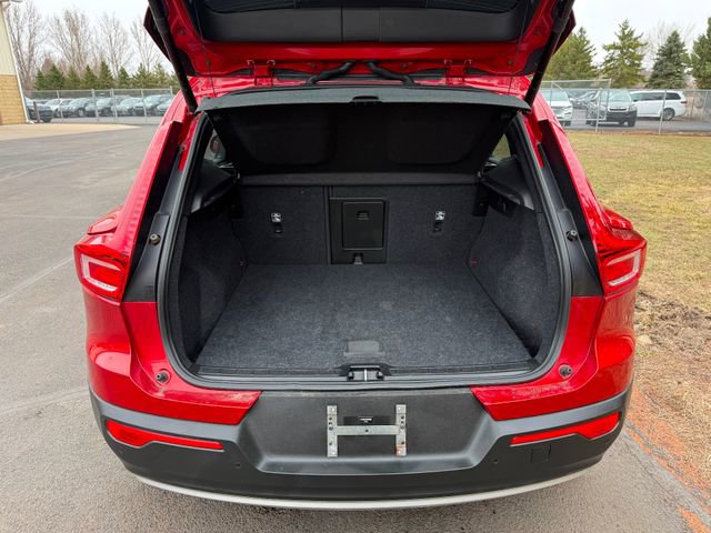 Used 2021 Volvo XC40 T5 Momentum image 3