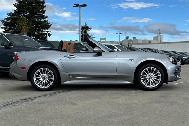 Used 2017 FIAT 124 Spider Classica RWD image 2