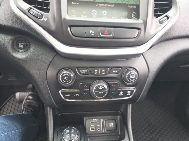 Used 2018 Jeep Cherokee Trailhawk w/ Comfort/Convenience Group AWD/4WD image 21