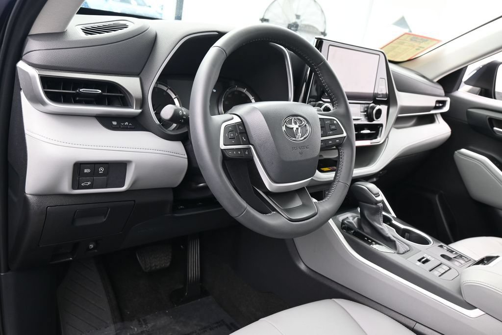 Used 2026 Toyota Highlander XLE AWD/4WD image 14