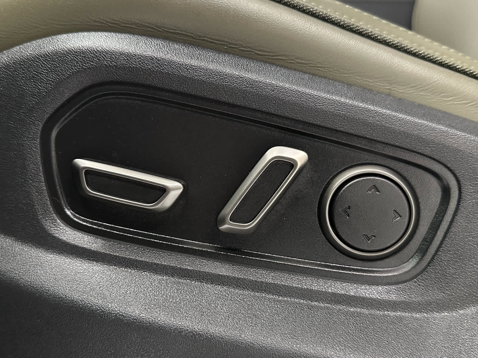 Used 2024 Rivian R1S Adventure image 12