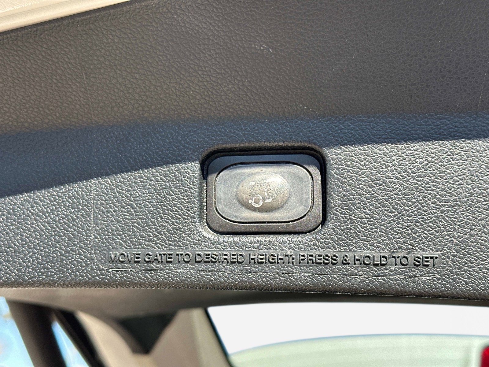 Used 2018 Ford Explorer Platinum image 12