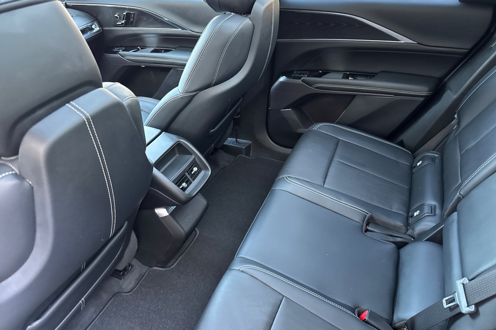 Used 2024 Cadillac Lyriq Luxury AWD/4WD image 13