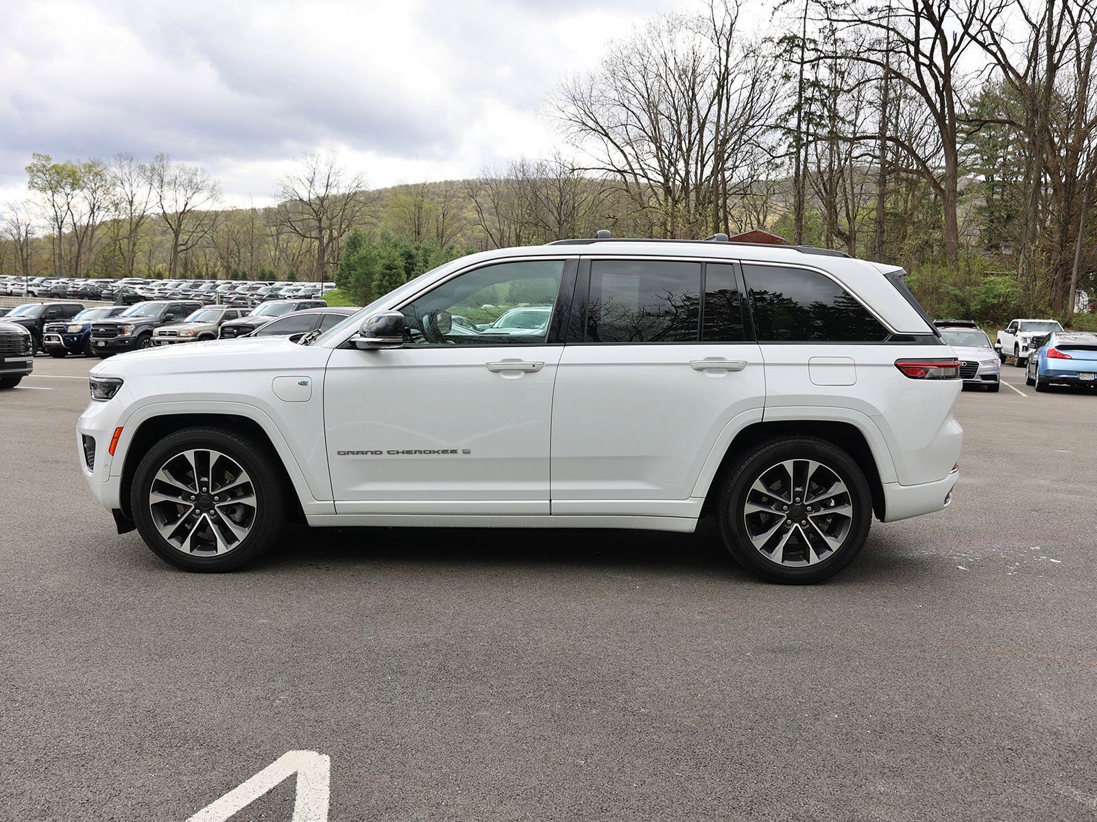 Used 2022 Jeep Grand Cherokee Overland w/ Advanced Protech Group III AWD/4WD image 4