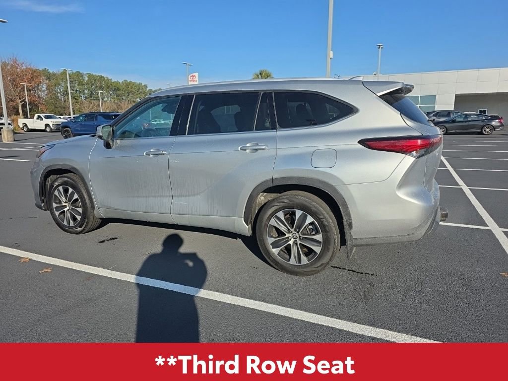 Used 2022 Toyota Highlander XLE image 5