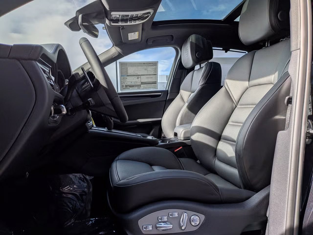 Certified 2026 Porsche Macan S AWD/4WD image 5