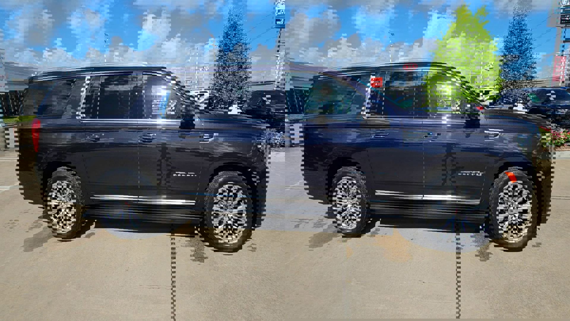 Used 2024 GMC Yukon XL Denali w/ Denali Reserve Package image 9