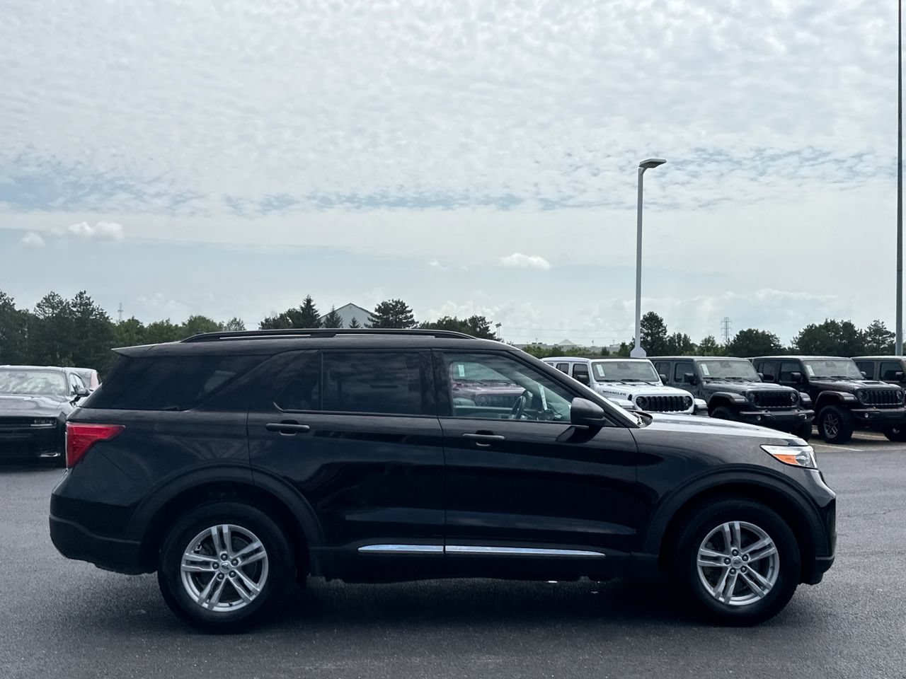 Used 2023 Ford Explorer XLT AWD/4WD image 2