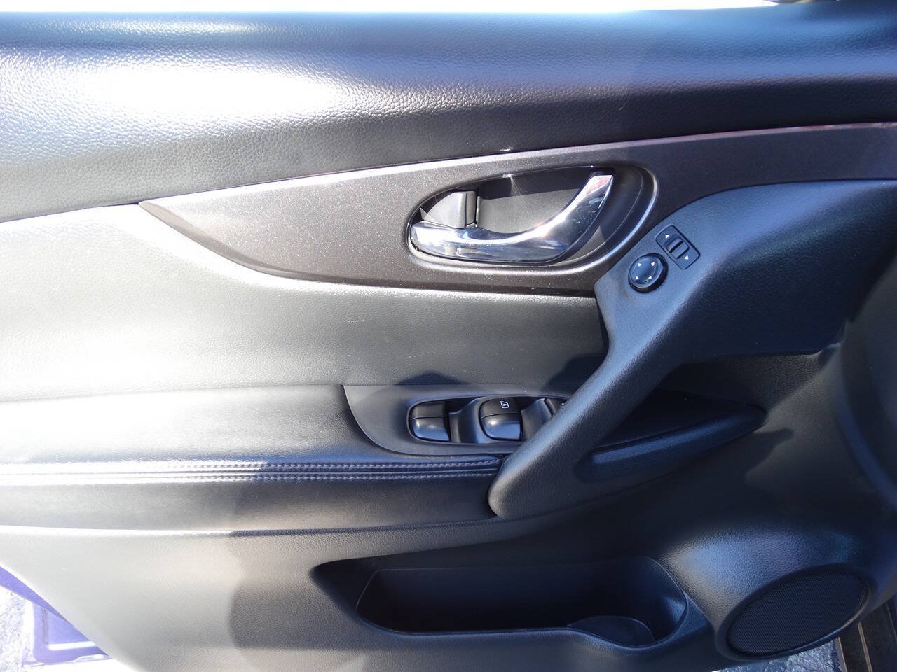 Used 2020 Nissan Rogue AWD w/ SV Moonroof Package image 16