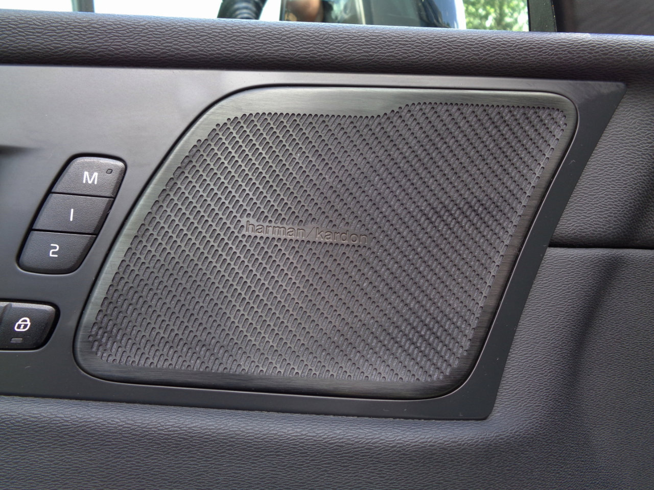 Used 2022 Volvo XC60 B6 R-Design image 17