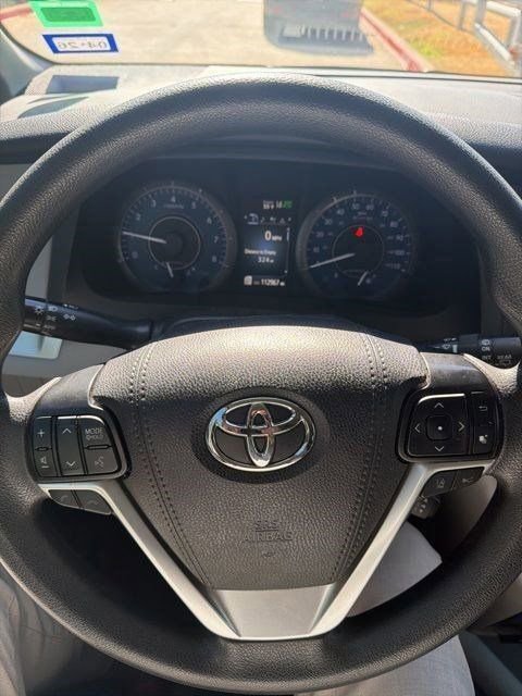 Used 2019 Toyota Sienna LE w/ LE Preferred Package image 7
