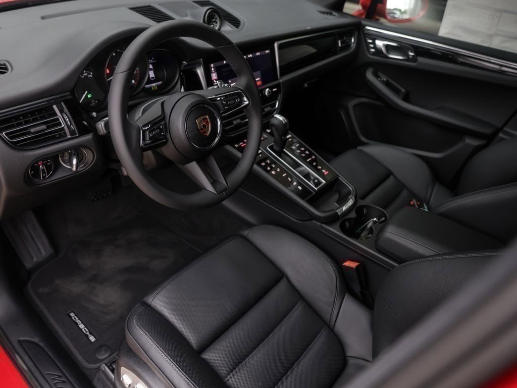 Certified 2025 Porsche Macan AWD/4WD image 4
