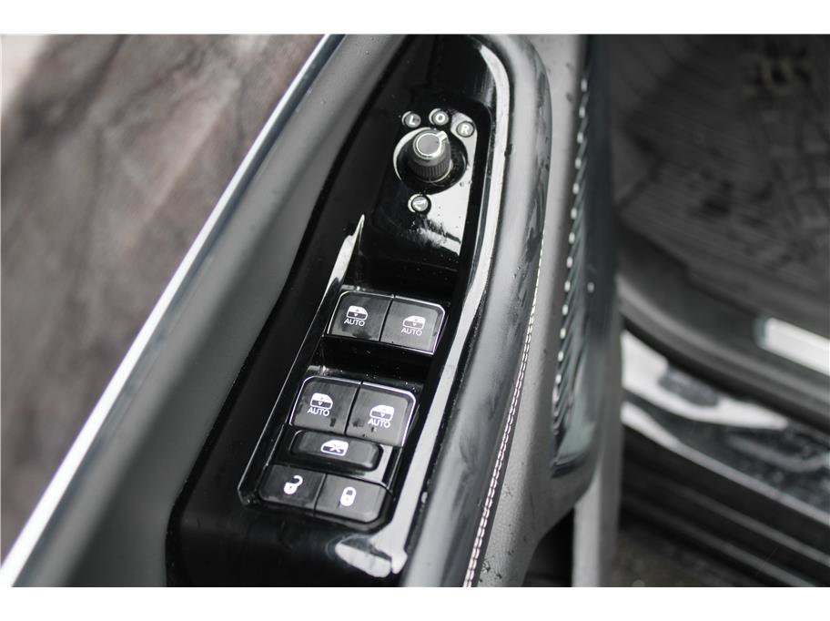 Used 2022 Jeep Grand Cherokee Overland w/ Luxury Tech Group IV AWD/4WD image 12