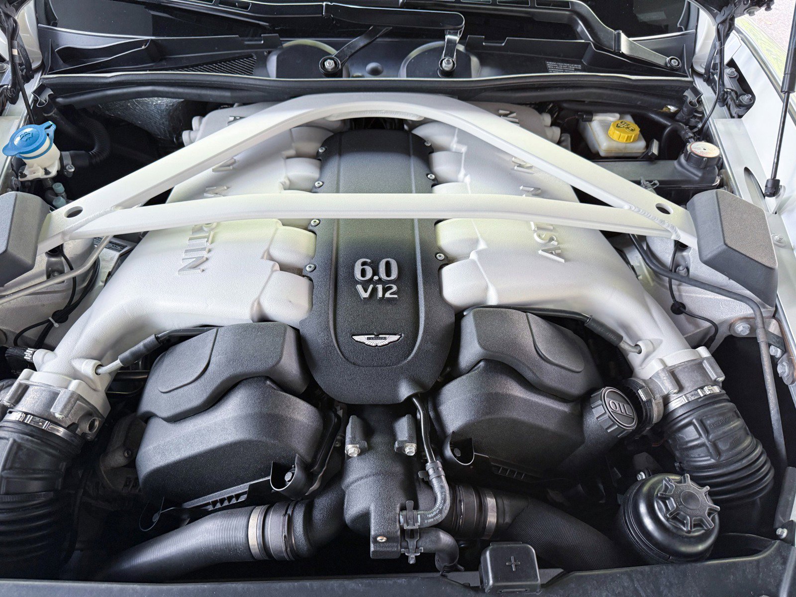 Used 2014 Aston Martin Vanquish Volante image 41